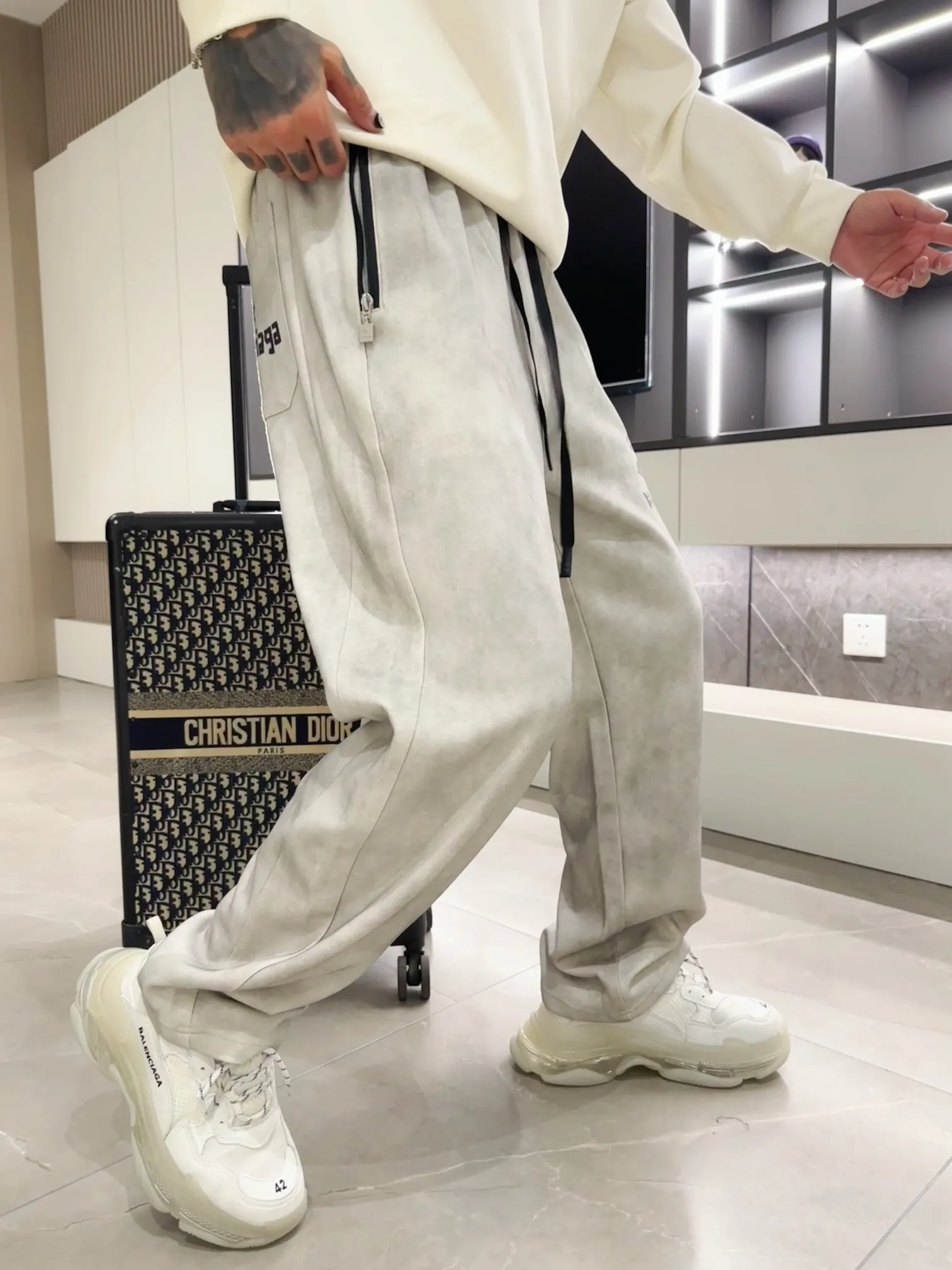 Balenciaga 🆕2026 Autumn and Winter New Arrival Casual Pants! The official website will be released simultaneously. Brand Classic LOGO casual pants, customized fabrics, excellent comfort and strong touch. Highly recognisable, perfect appearance and craftsmanship. Size:M-3XL